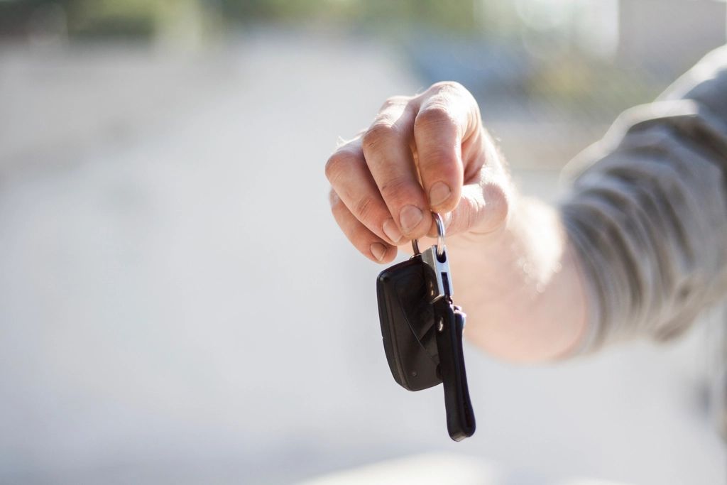 Продавец передаёт покупателю ключи от автомобиля